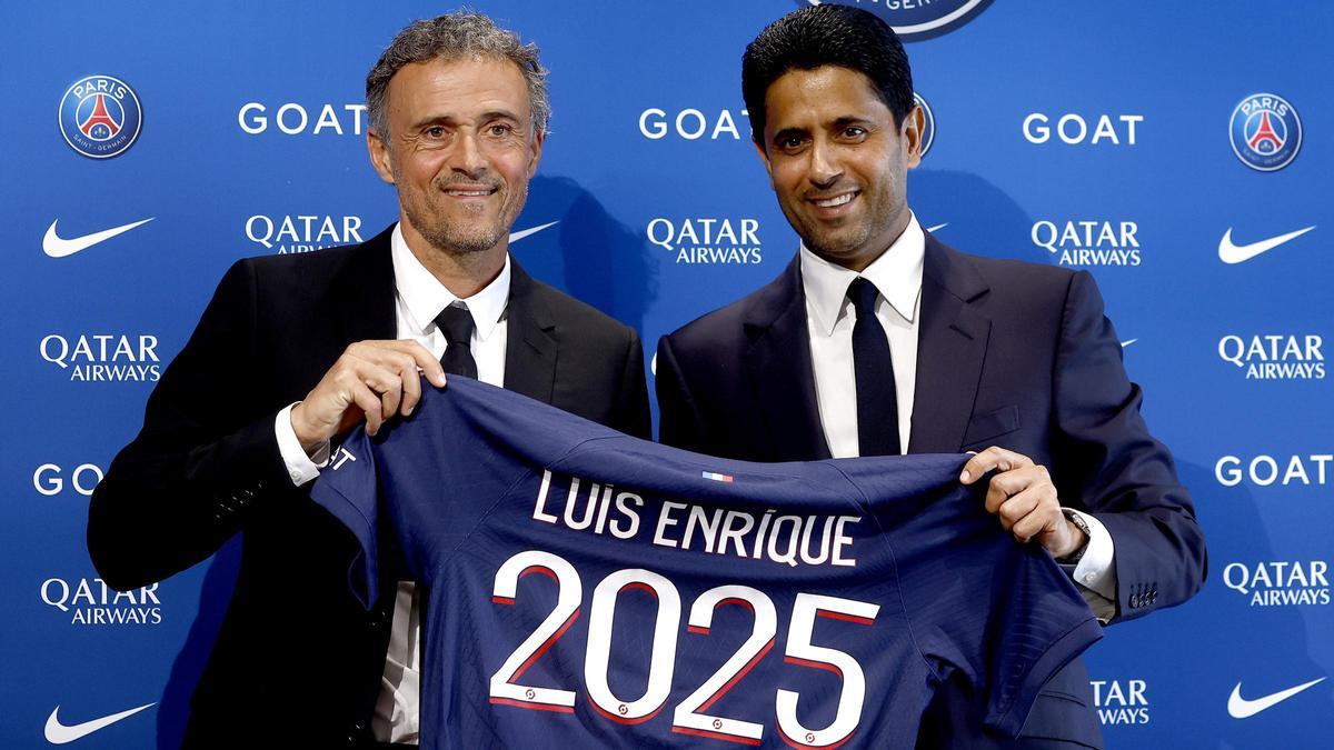 Luis Enrique y Nasser Al-Khealïfi, el presidente del PSG, en la presentación del entrenador el 7 de mayo de 2023.