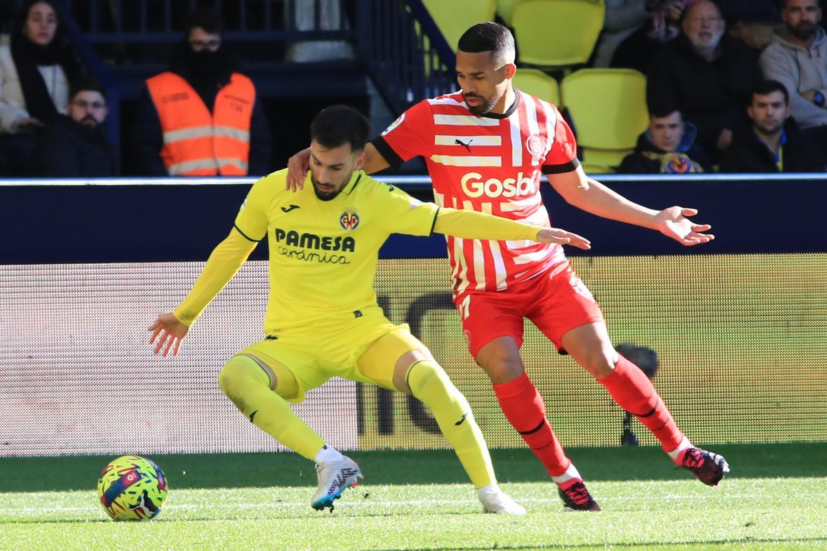 VILLARREAL (CASTELLÓN), 22/01/2023.- El centrocampista venezolano del Girona Yangel Herrera (d) pelea un balón con el centrocampista del Villarreal Alex Baena durante el partido de LaLiga que Villarreal y Girona disputan este domingo en el estadio de la Cerámica. EFE/ Domenech Castelló