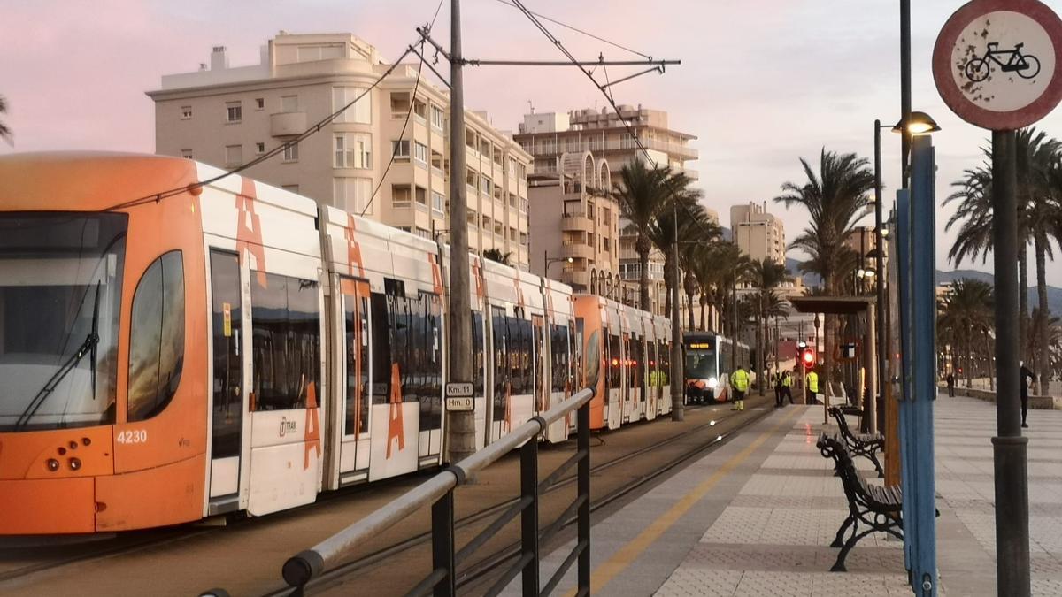 Técnicos de FGV reparando el tranvía que se ha quedado sin propulsión en medio de la vía en la playa de San Juan