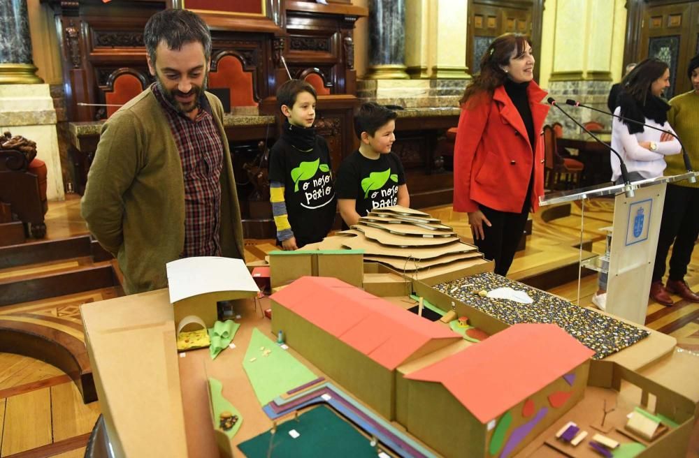 Alumnos y profesores del Carricarte muestran su propuesta de actuaciones para los patios del centro escolar