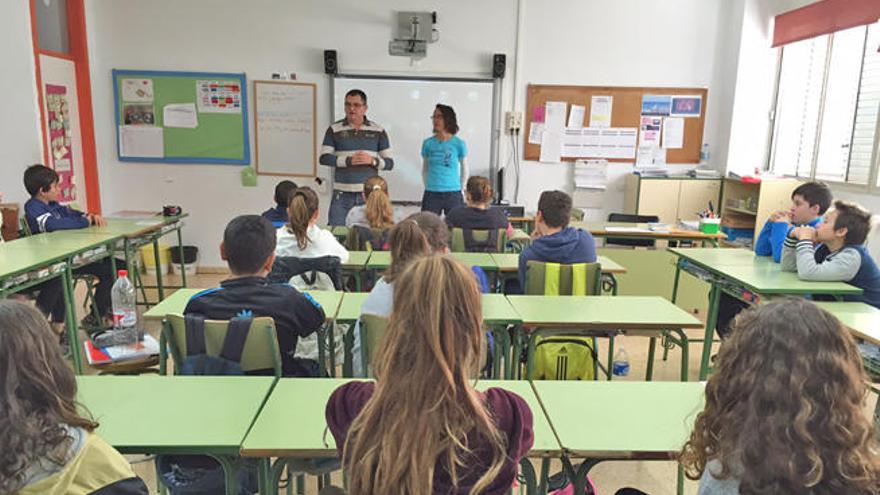 El edil Ángel Guerrero se dirige a los alumnos de L´Urgell.