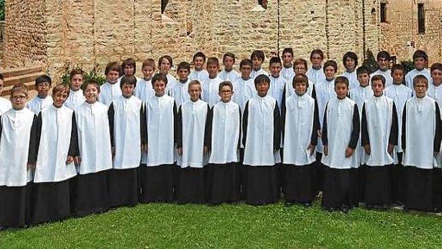 Els integrants de l&#039;Escolania davant de l&#039;església de Santa Cecília