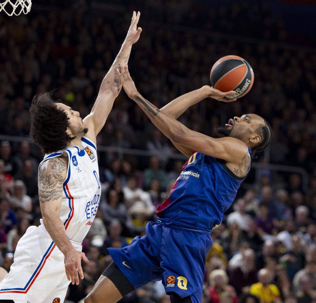 Kevin Punter tira ante la presencia de Shane Larkin.