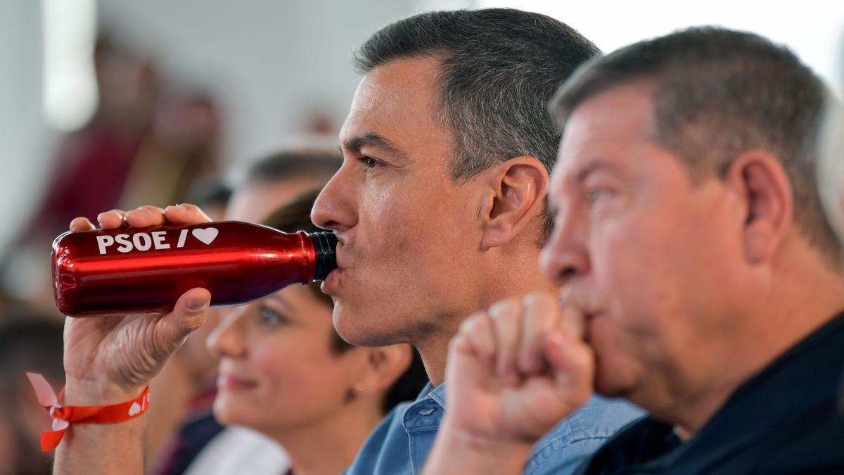 Pedro Sánchez y Emiliano García-Page, este domingo en Puertollano (Ciudad Real).