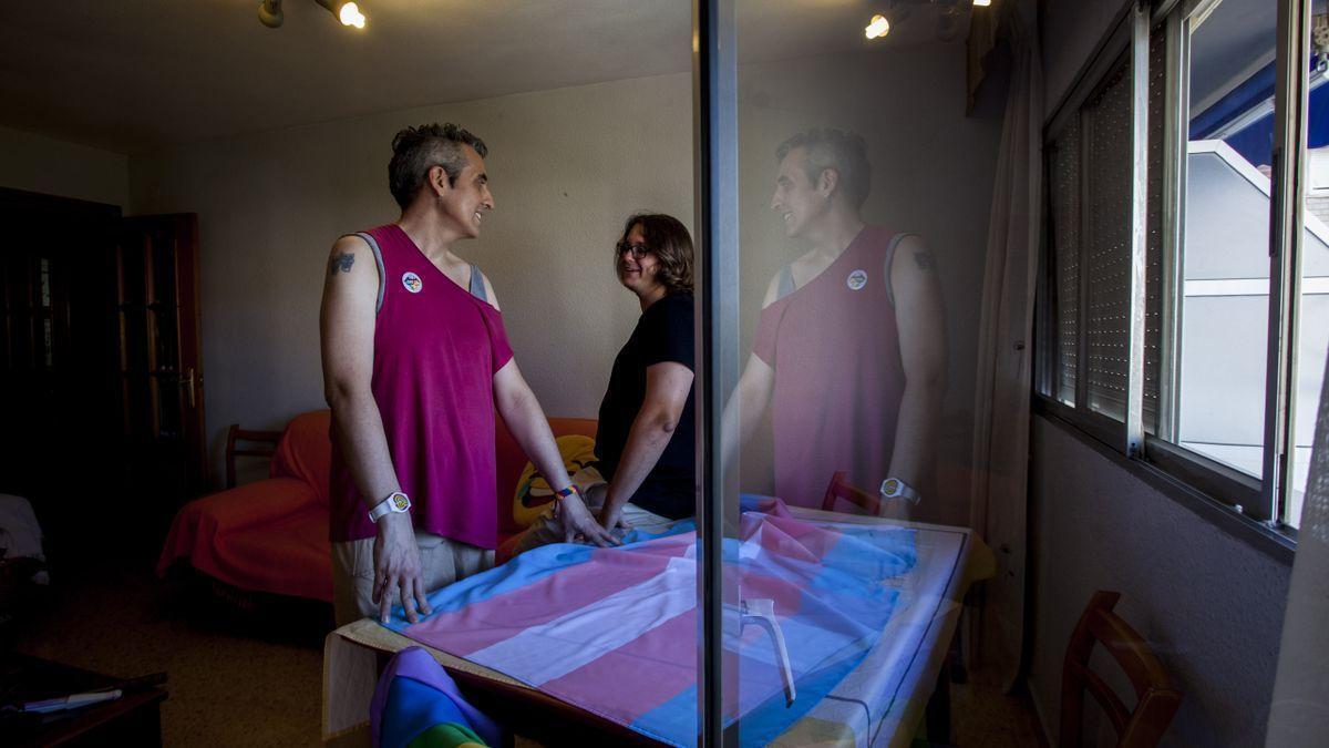 Kristal Calvo y Nhabi Iturbide en la casa de la primera de las dos, que funciona como piso de acogida.