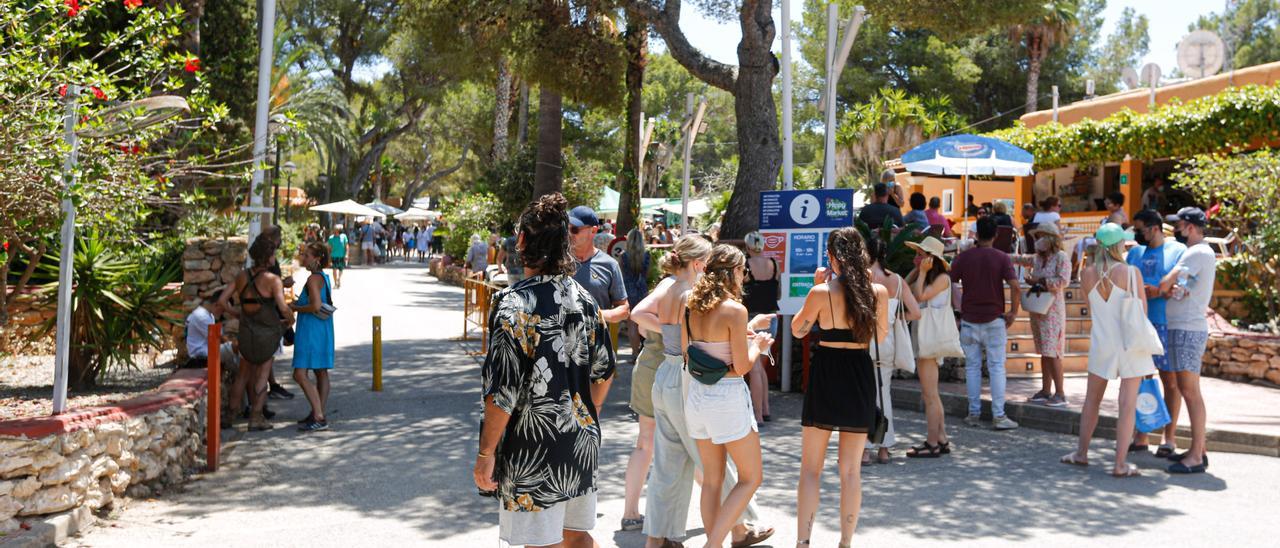 Imagen de archivo de la entrada al Hippy Market de Punta Arabí.