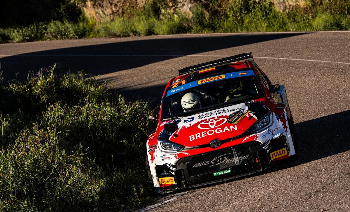 Iván Ares, con su Toyota Yaris.