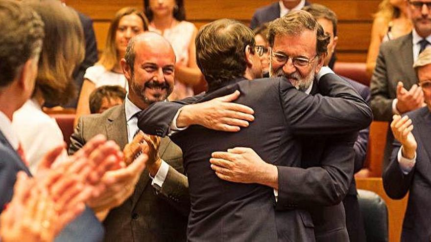 Arriba, Rajoy y Mañueco. Sobre estas líneas, con Martínez Maíllo.