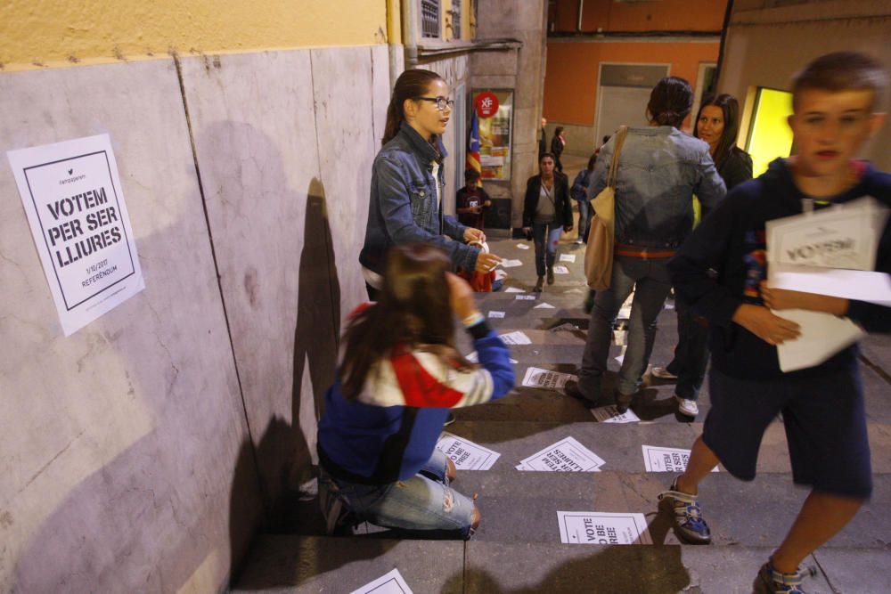 Enganxada de cartells a Girona a favor del referèndum