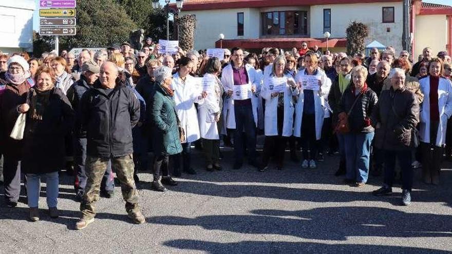 Concentración realizada por personal facultativo y pacientes denunciando la situación. // D.B.M.