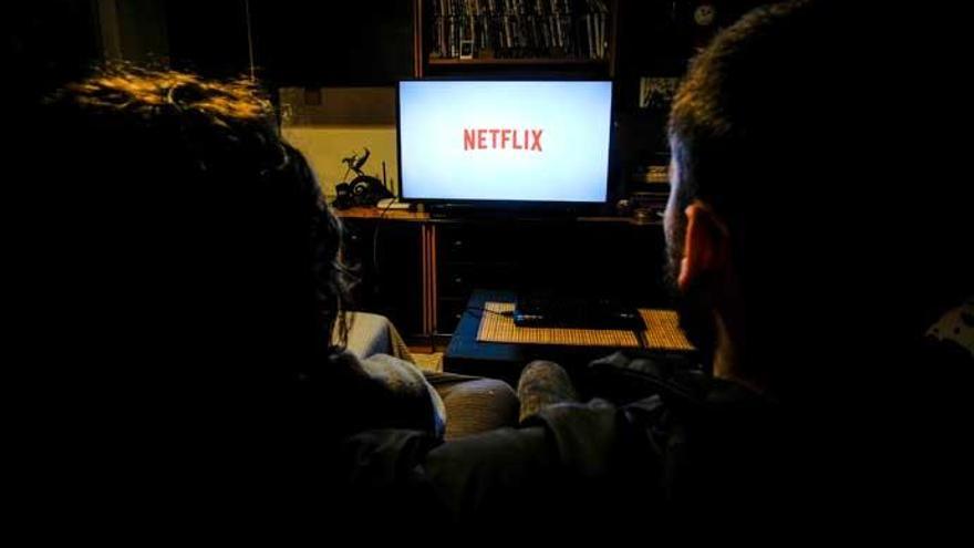 Dos personas, dispuestas a conectar Netflix.
