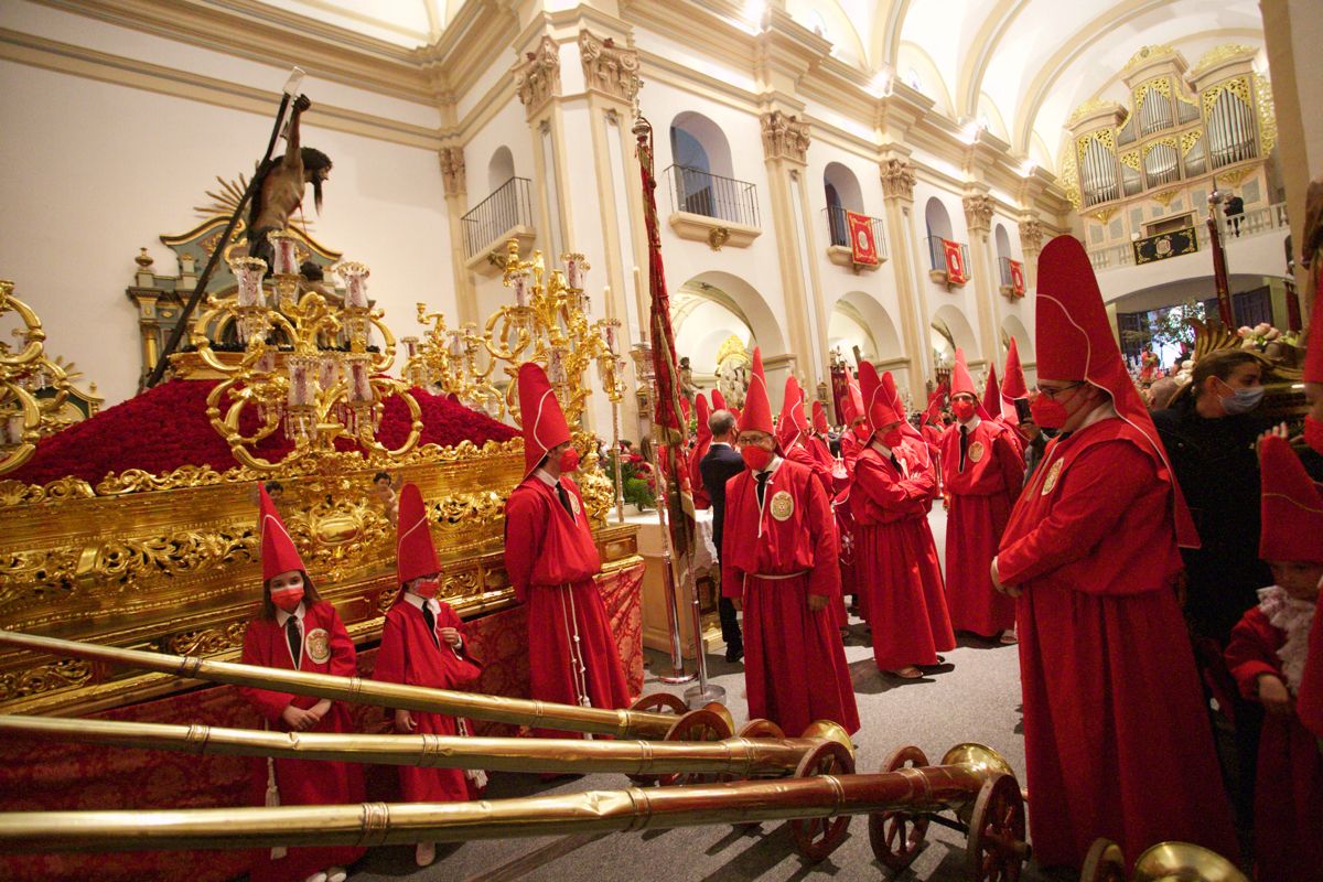 Los 'coloraos' de Murcia celebran el Miércoles Santo en la iglesia del Carmen tras la suspensión de la procesión