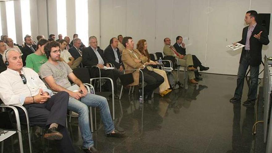 Representantes de varios institutos tecnológicos, entre ellos el Inescop, participaron en la jornada &quot;CEC Made Shoe&quot;