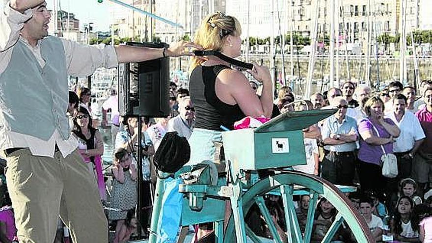 El mago Teto, en el escenario de «A ver la Ballena», durante su actuación en los Jardines de la Reina. / juan plaza