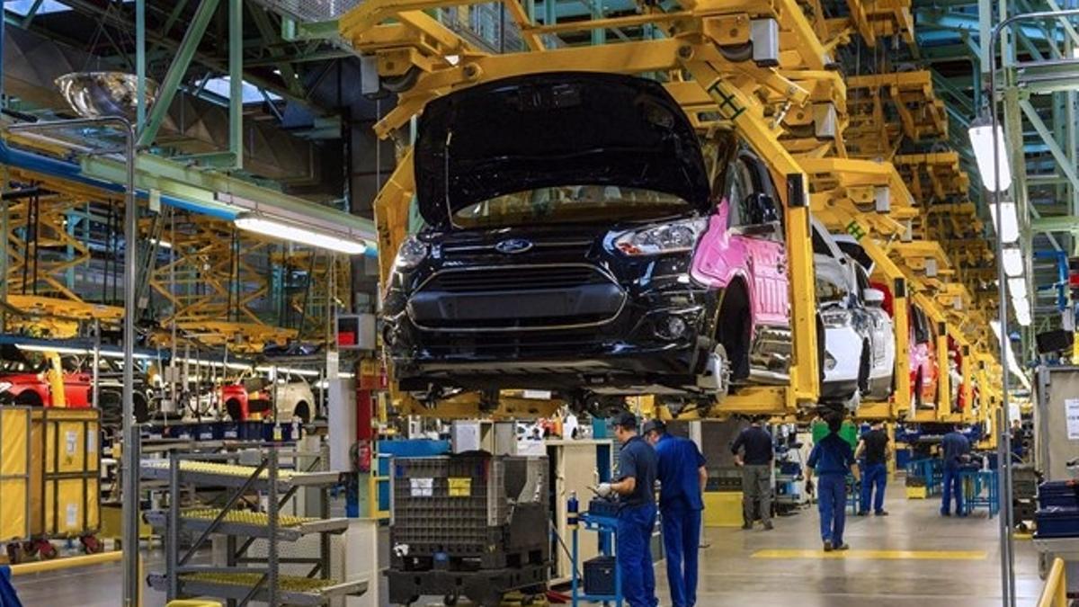 Trabajos en la planta de Ford en Almussafes.