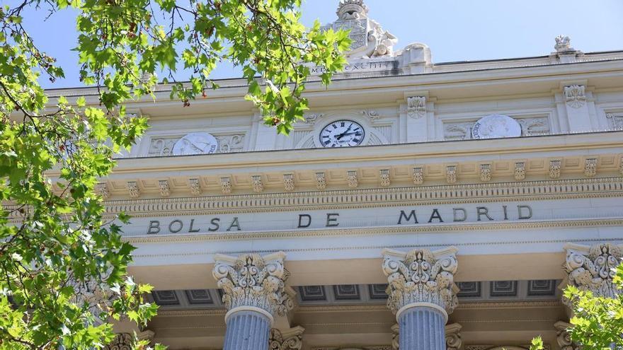 El Ibex 35 cede un 0,59% y agranda la distancia con Wall Street, en máximos históricos