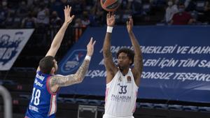 Thompkins lanza un triple en presencia de Moerman