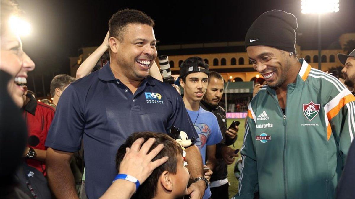 Ronaldo Nazario junto a Ronaldinho, dos tótems del barcelonismo