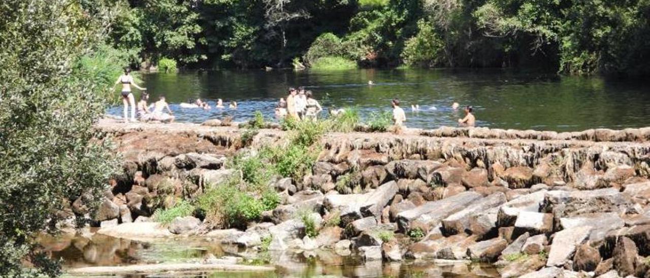 Gente refrescándose en el río Miño durante la ola de calor del pasado agosto.