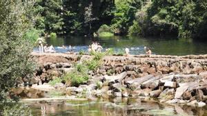 Gente refrescándose en el río Miño durante una ola de calor.