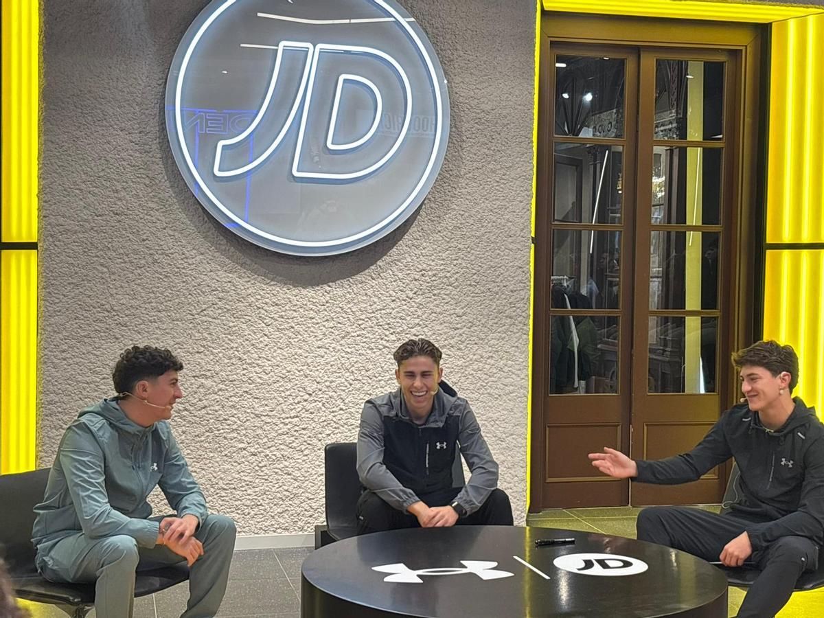 Fermín, junto a los hermanos Buyer en el acto de Under Armour en la tienda JD de Portal de l'Ángel de Barcelona