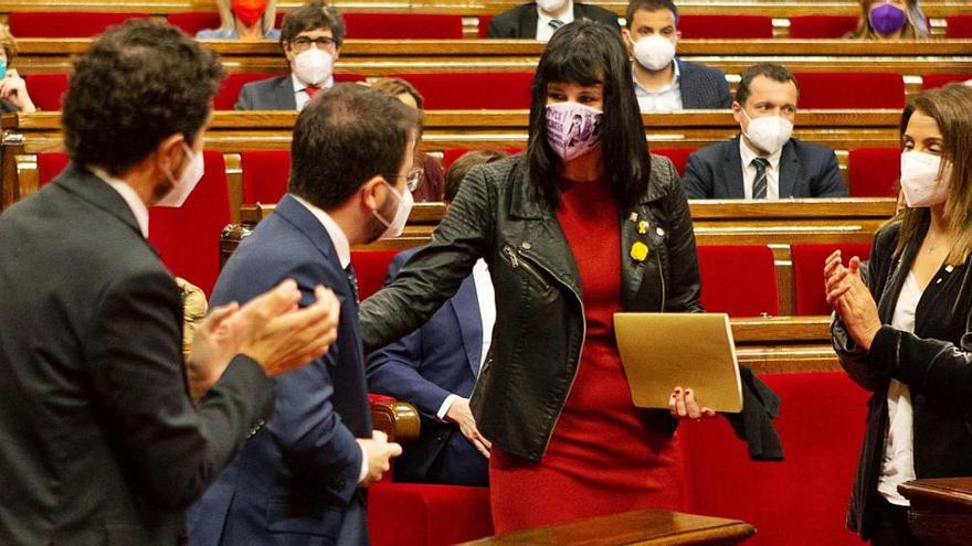Madaula (centre) saluda Aragonès després de ser escollida com a substituta de Cuevillas a la Mesa del Parlament.