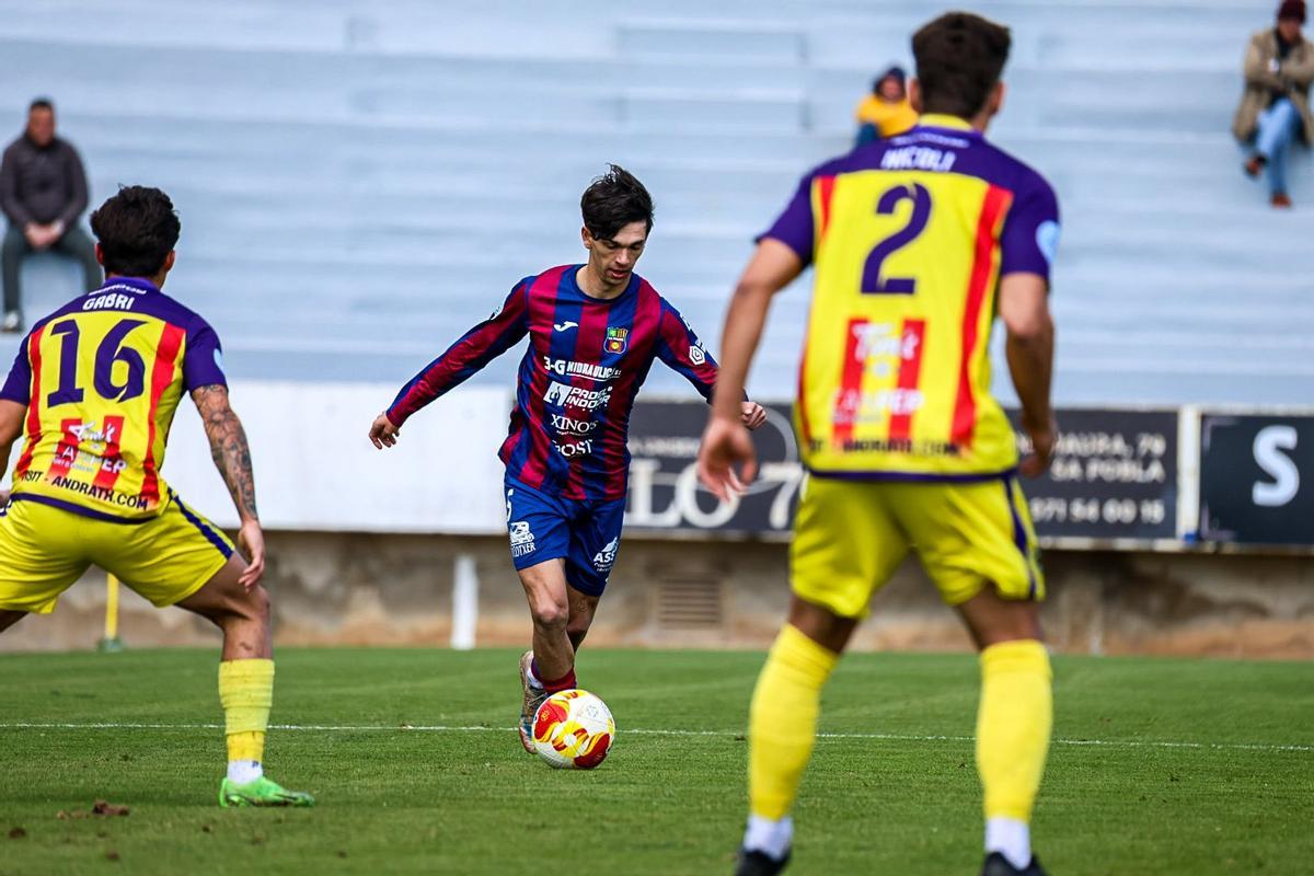 Thomas controla el balón en el derbi entre el Poblense y el Andratx