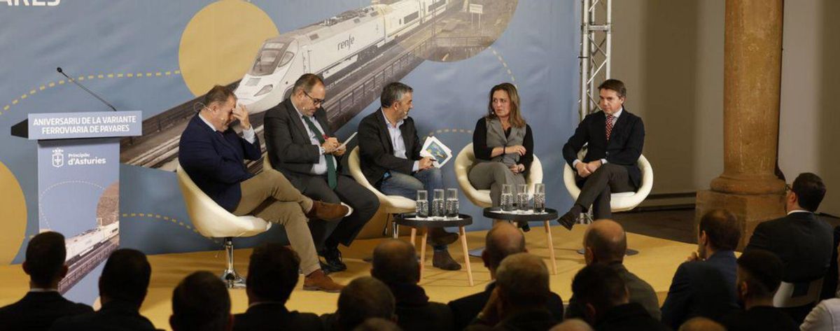Por la izquierda, Carlos Paniceres, José Antonio Sebastián, Alejandro Calvo, María Calvo y José Luis Álvarez Almeida. A la derecha, público asistente al acto. | Luisma Murias