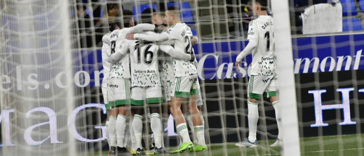 Los jugadores del Oviedo celebran el gol de Koba. | Área 11