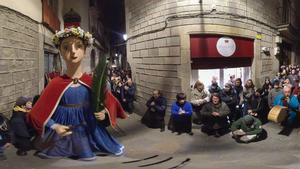 El baile de la gigantona Laia en la Baixada de Santa Eulàlia.