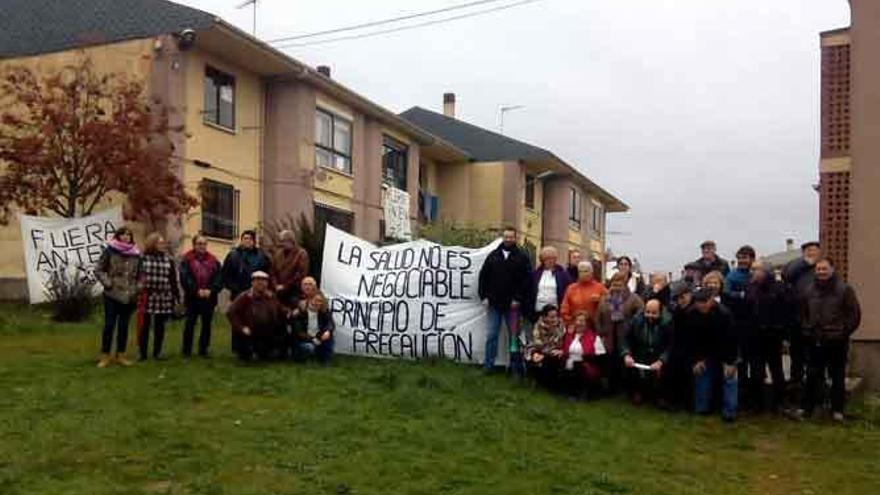 Vecinos de Alcalde Varela y el Barrio de San Francisco, ayer en la protesta.