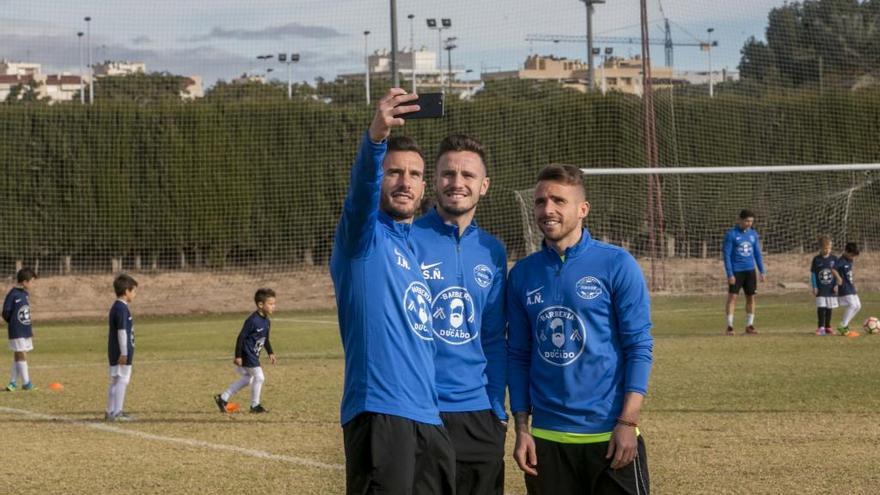 Jony y Aarón Ñíguez, junto a su hermano Saúl