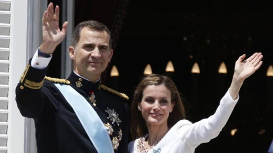 La Familia Real saluda desde el balcón central del Palacio Real