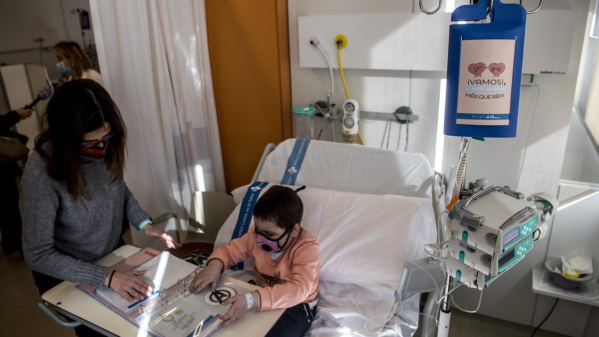 Una paciente oncológica en el Hospital Vall d'Hebron de Barcelona.