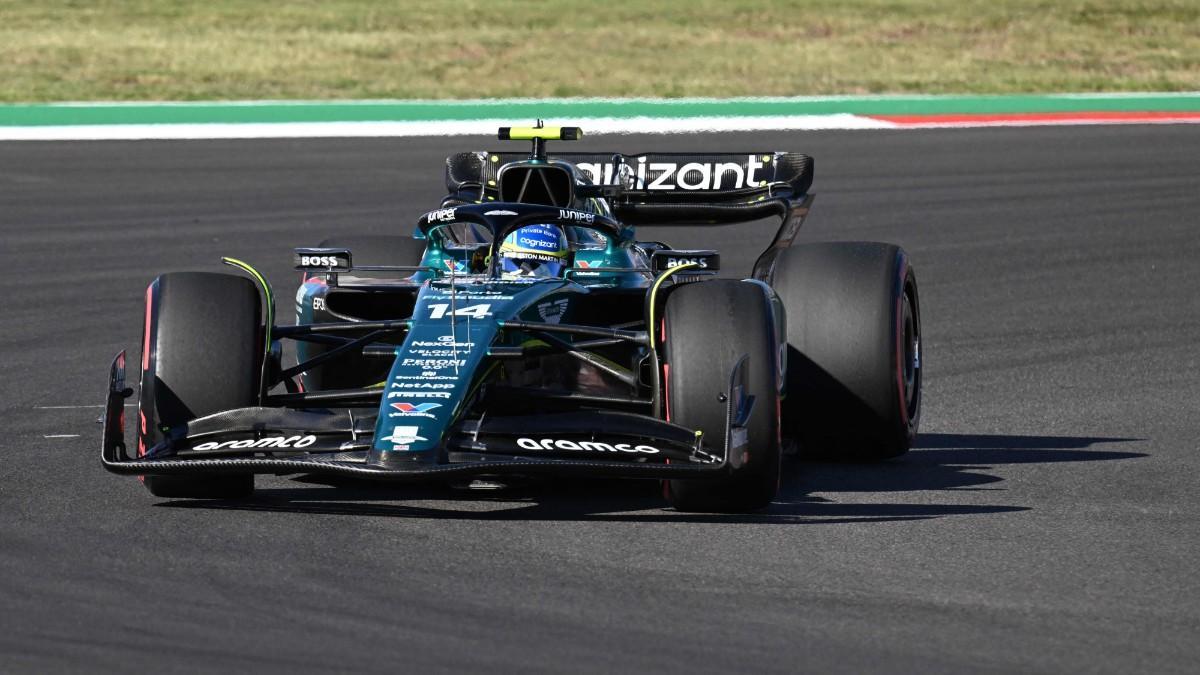 Fernando Alonso con su Aston Martin por el circuito de Austin