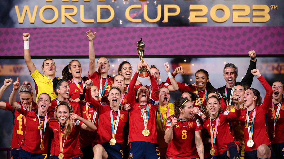 España levanta el trofeo como campeona del mundo