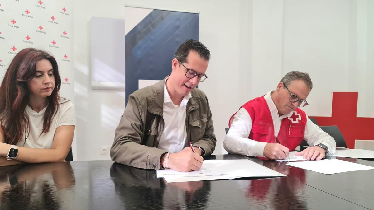 La firma del convenio anual entre el Ayuntamiento y Cruz Roja Elda.