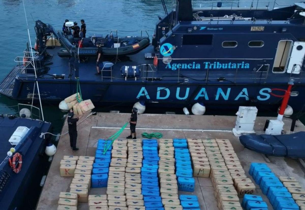 Carlos González, en 
el puerto de Palma 
a bordo del ‘Paíño’, 
la joya de la flota 
de Aduanas. |  X.P.