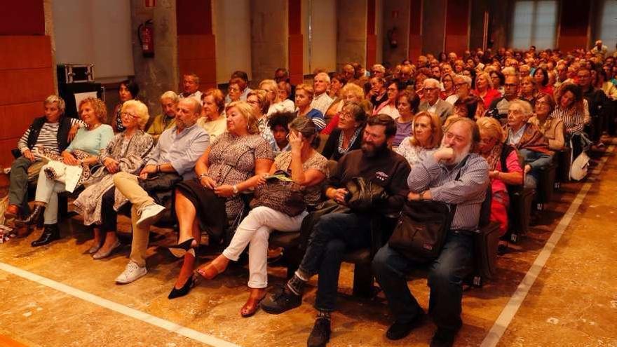 Público asistente a la charla coloquio, que llenó la sala del Club FARO. // Fotografías: Jose Lores