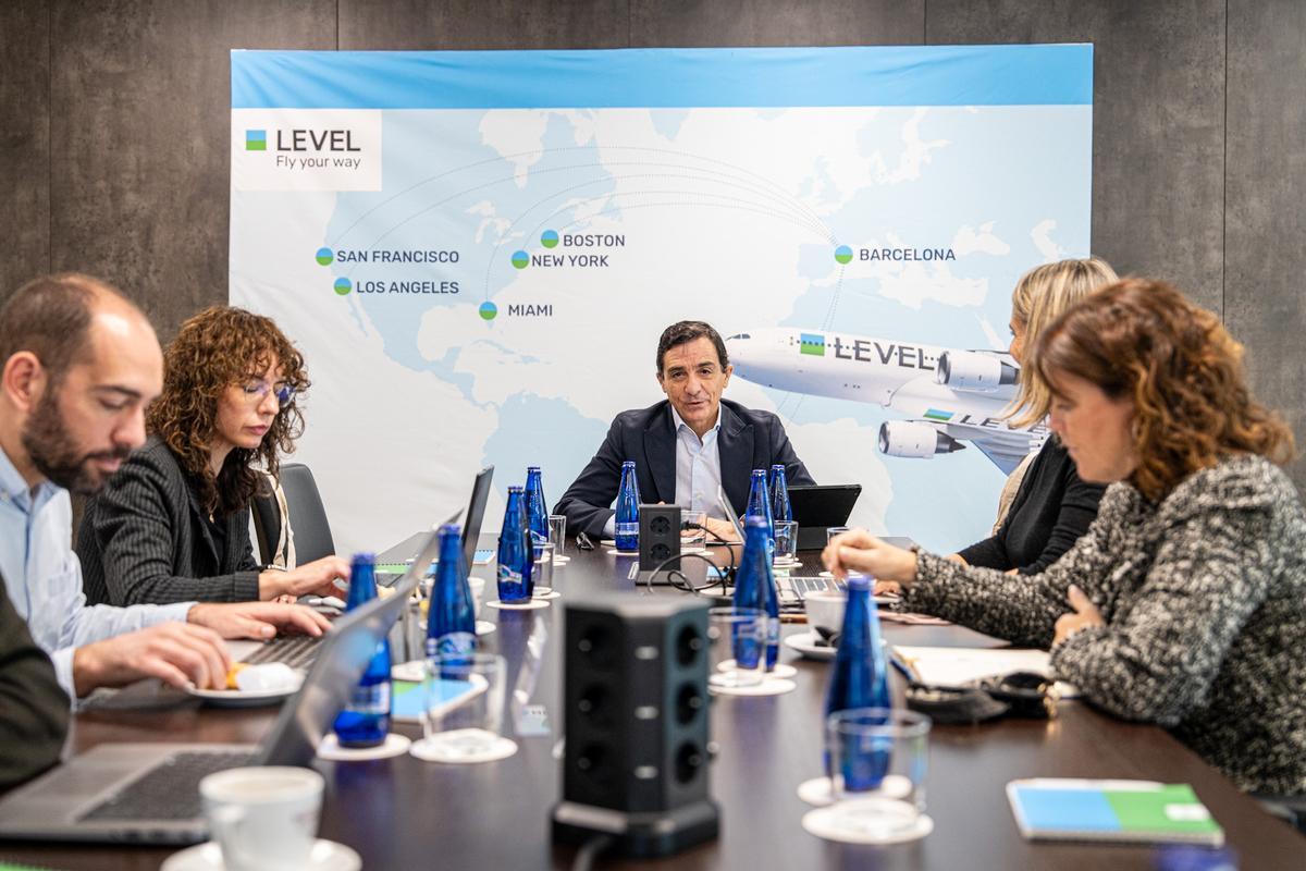 El consejero delegado de Level, Rafael Jiménez Hoyos, explica los nuevos hitos de la aerolínea en el aeropuerto de Barcelona-El Prat.
