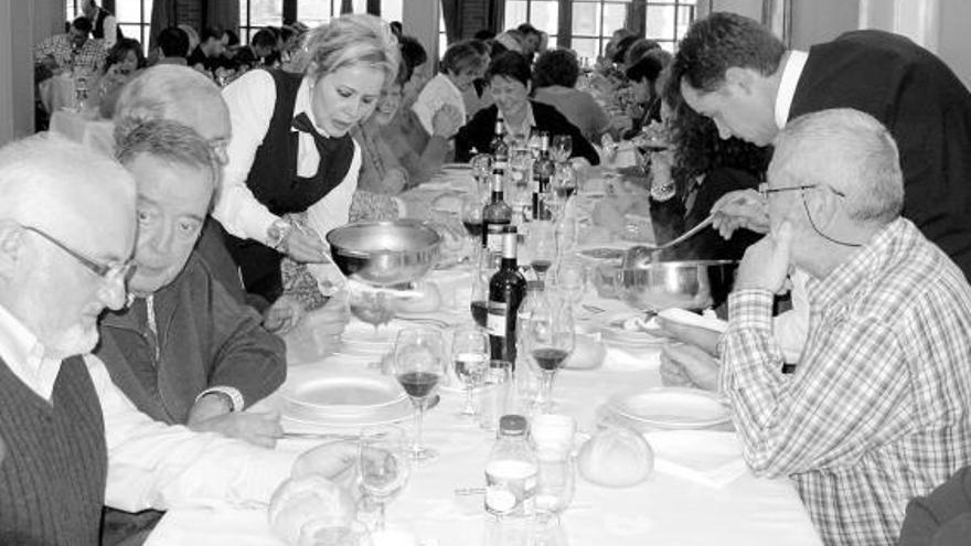 Un grupo de comensales, degustando el menú de las jornadas de la matanza en un restaurante de Felechosa.