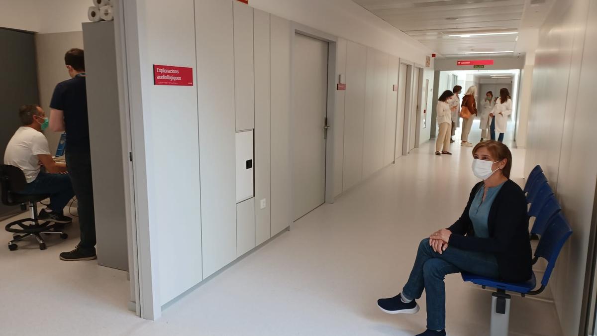 Una paciente aguarda su turno en el área de consultas externas del hospital de Ontinyent.