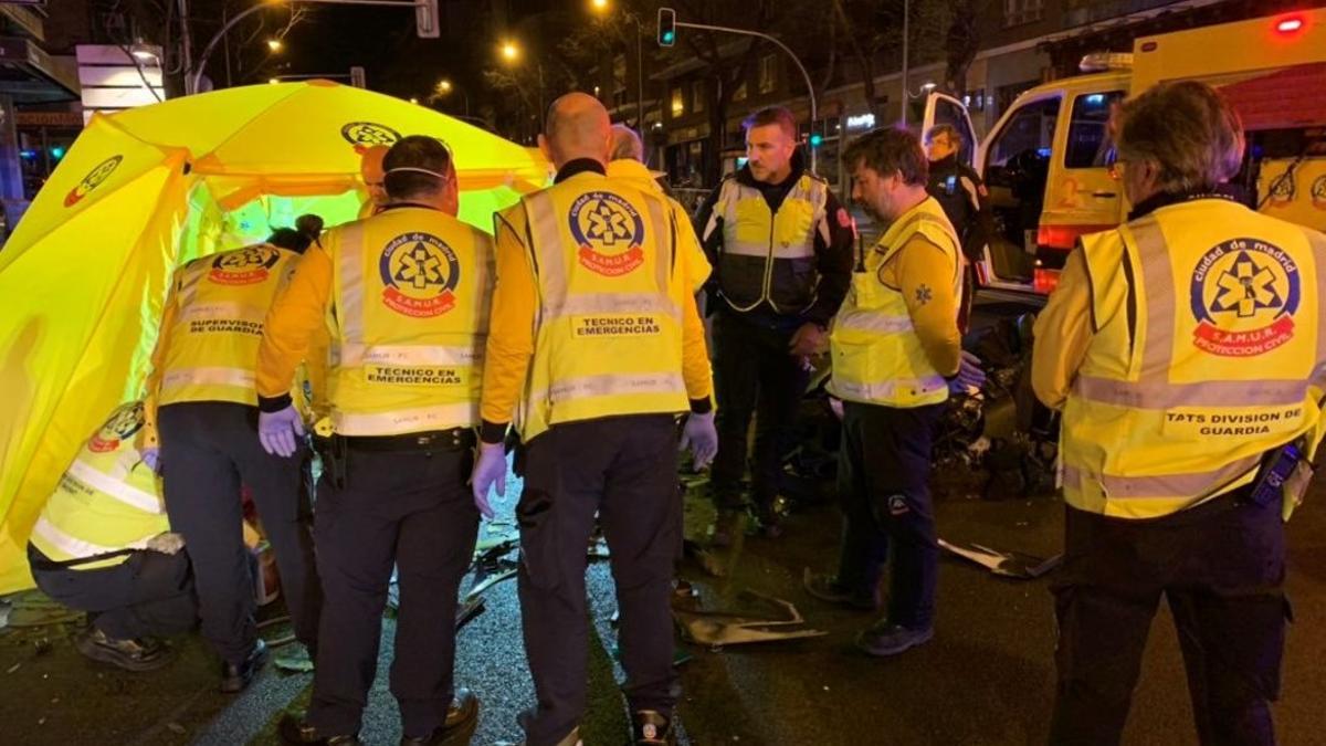 El Samur atiende a una víctima de un accidente de tráfico en la calle Alcalá