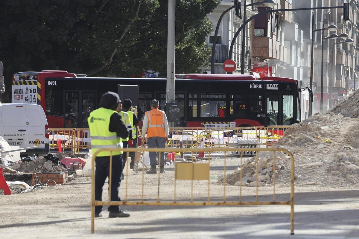 Un autobús de la EMT accede a la zona de obras de Pérez Galdós