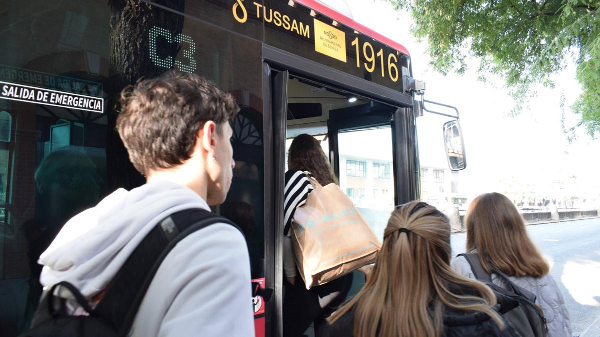 Usuarios acceden a un autobús de Tussam. Estos son los horarios de Tussam en Nochevieja y Año Nuevo