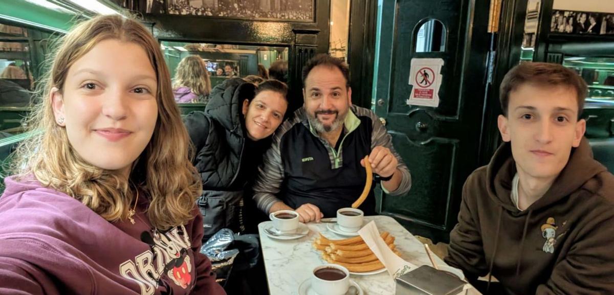 Diego Pérez en
Madrid de vacaciones
con su esposa Luciana
e hijos Nicolás
y Morena.