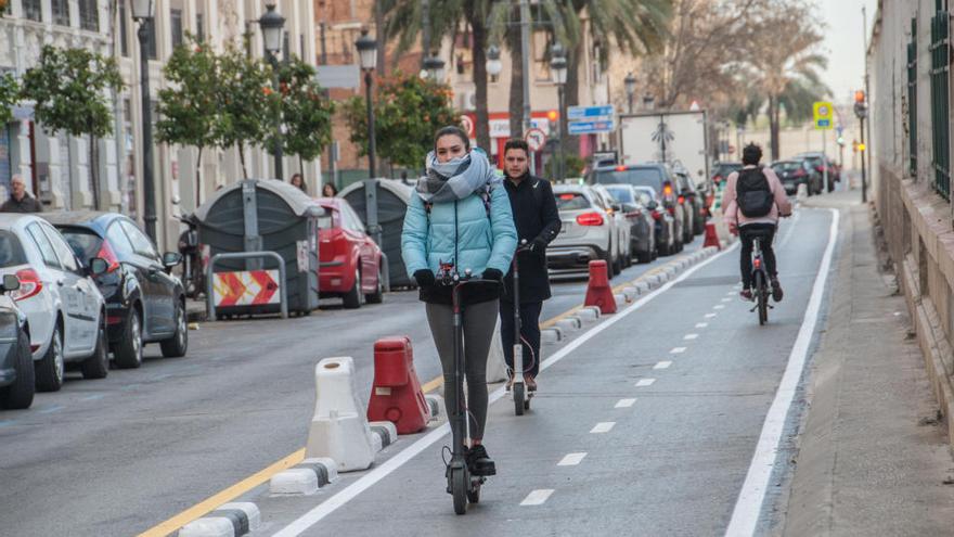 Patinetes y bicicletas por el nuevo carril de la calle Alicante.