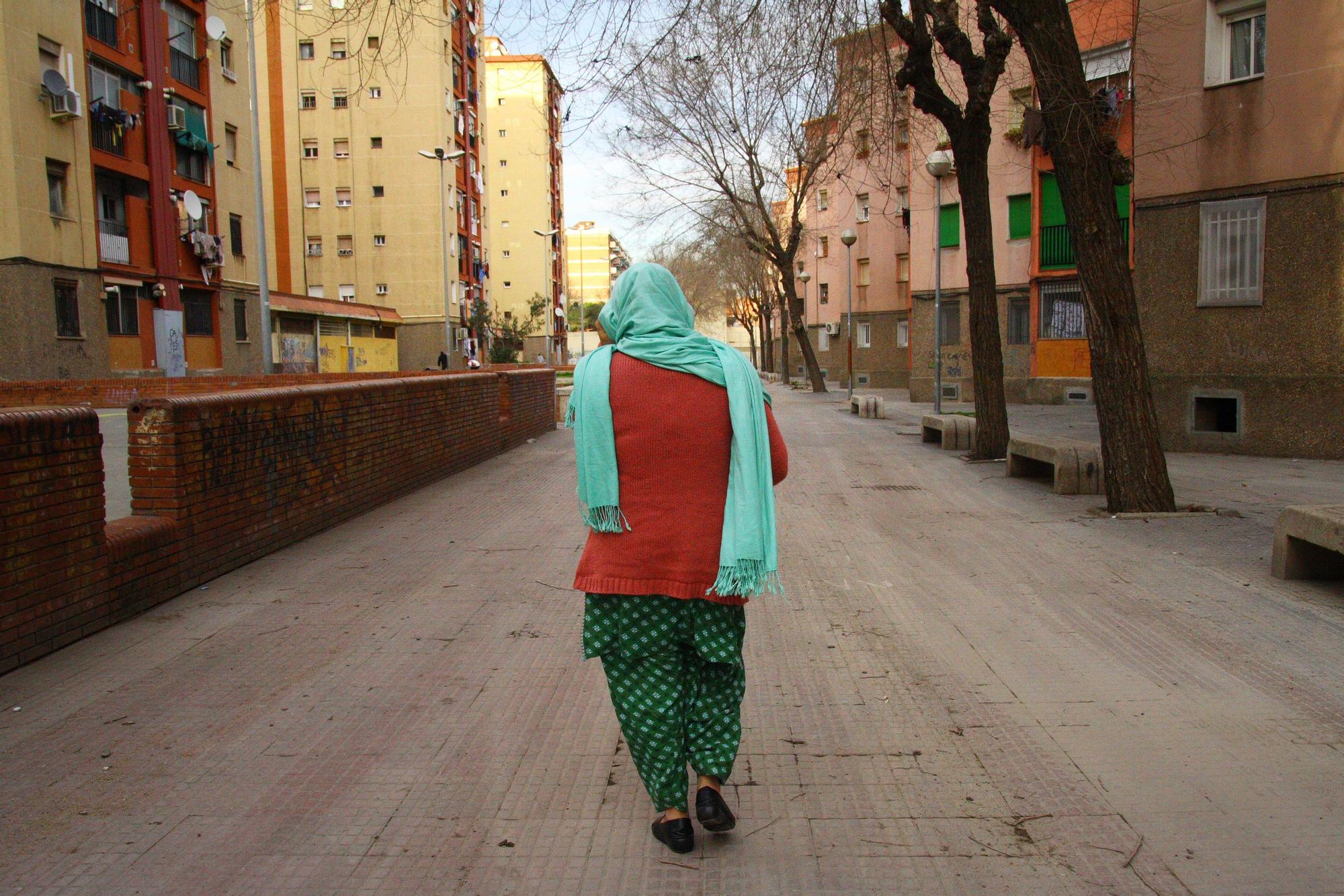 Una mujer pakistaní camina por Barcelona.