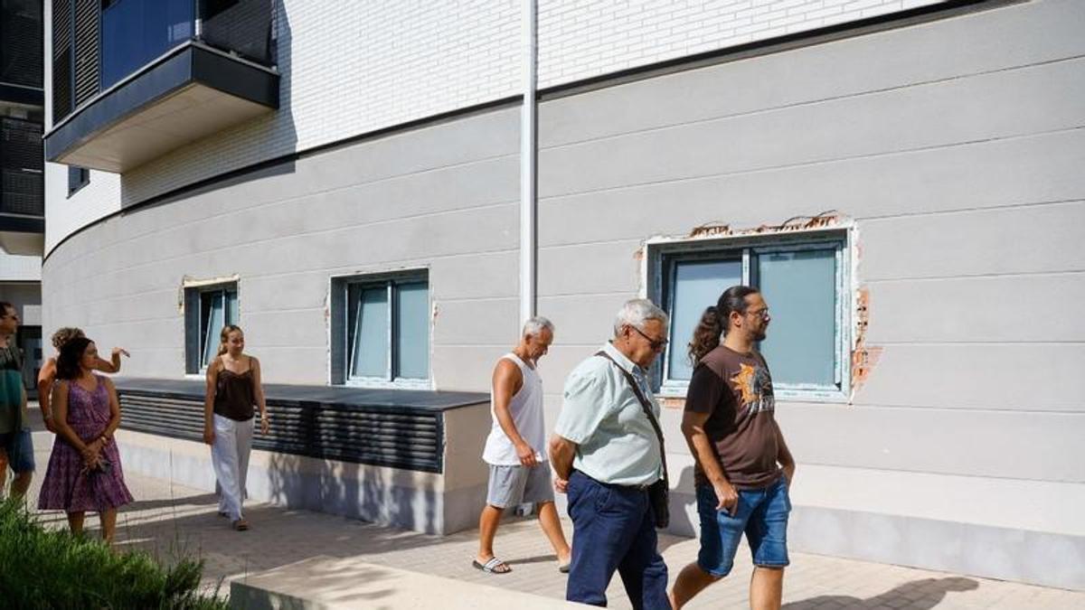 Ventanas abiertas sin permiso en la zona común del residencial de Encarna Albarracín de Benicalap