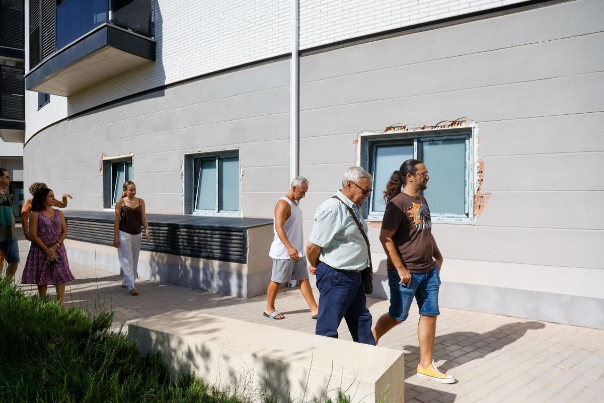 Ventanas abiertas sin permiso en la zona común del residencial de Encarna Albarracín de Benicalap